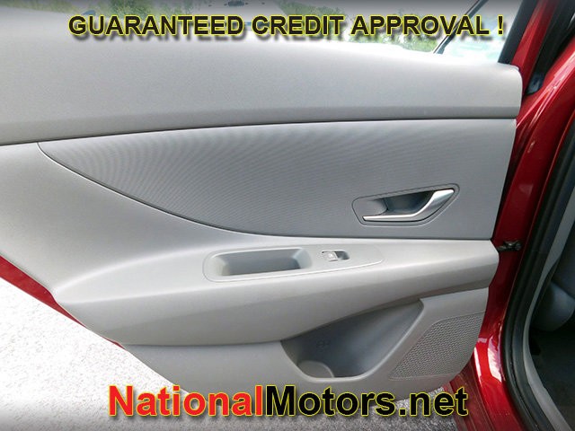 Hyundai Elantra Vehicle Full-screen Gallery Image 06
