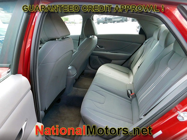 Hyundai Elantra Vehicle Full-screen Gallery Image 07
