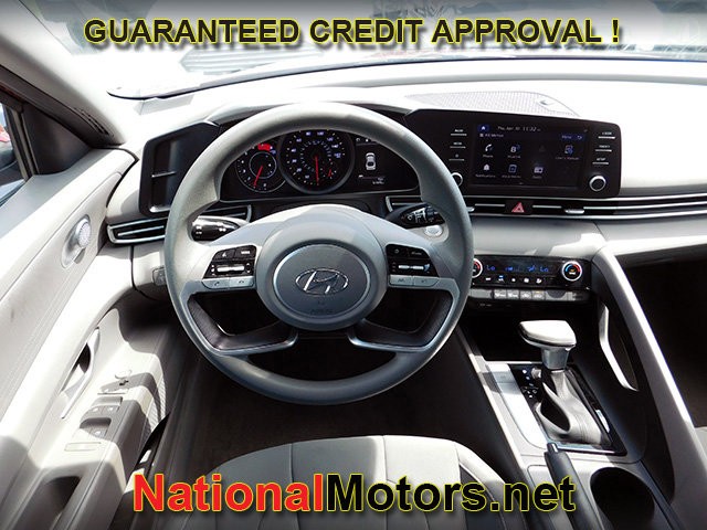 Hyundai Elantra Vehicle Full-screen Gallery Image 08