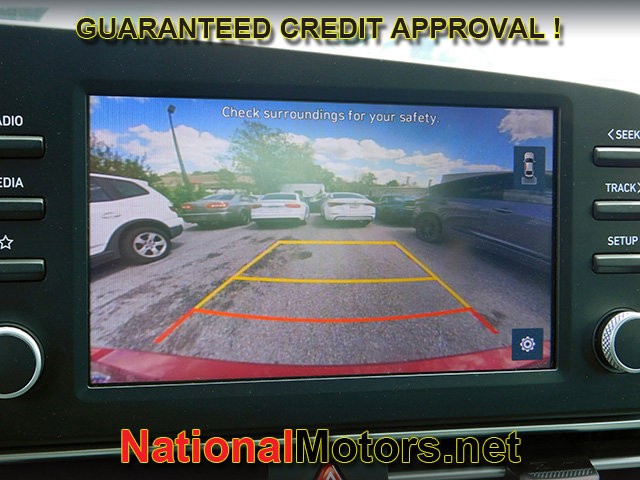 Hyundai Elantra Vehicle Full-screen Gallery Image 11