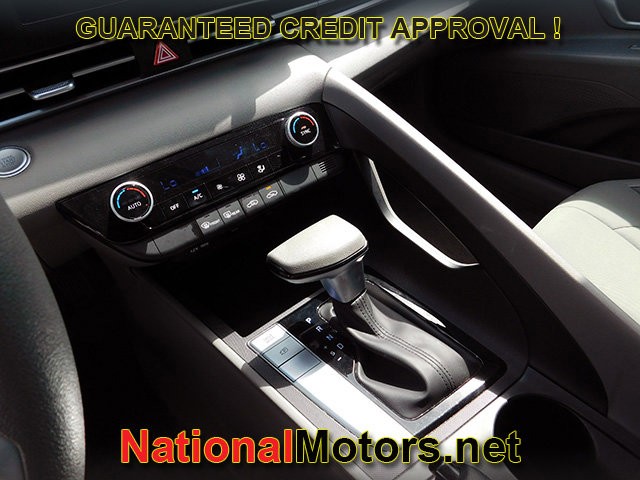 Hyundai Elantra Vehicle Full-screen Gallery Image 13