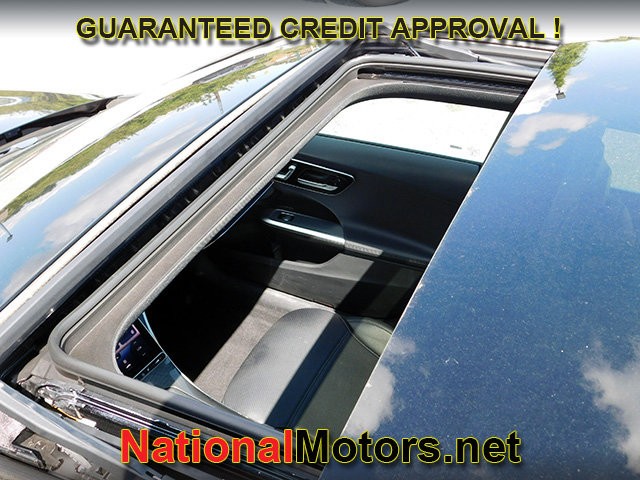 Mercedes-Benz C-Class Vehicle Full-screen Gallery Image 05