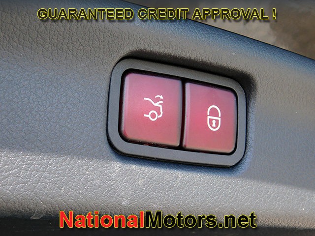 Mercedes-Benz C-Class Vehicle Full-screen Gallery Image 08
