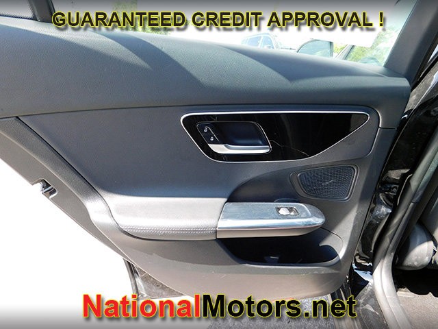 Mercedes-Benz C-Class Vehicle Full-screen Gallery Image 09