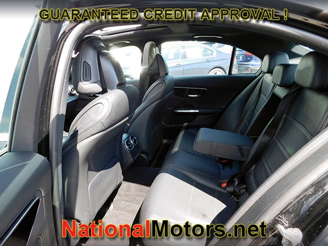 Mercedes-Benz C-Class Vehicle Full-screen Gallery Image 10