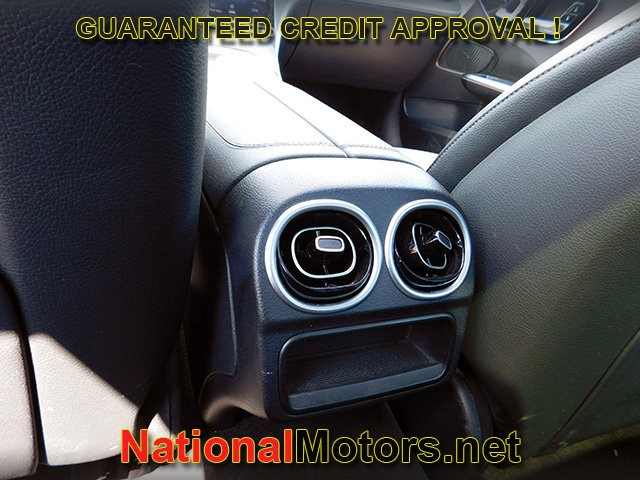 Mercedes-Benz C-Class Vehicle Full-screen Gallery Image 11