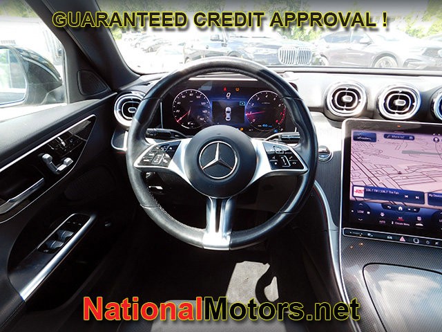 Mercedes-Benz C-Class Vehicle Full-screen Gallery Image 12