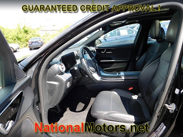 Mercedes-Benz C-Class Vehicle Full-screen Gallery Image 14