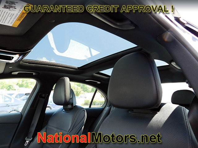 Mercedes-Benz C-Class Vehicle Full-screen Gallery Image 15