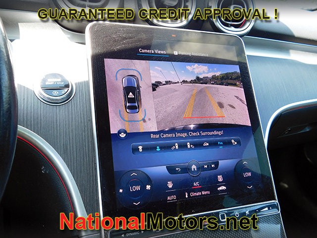 Mercedes-Benz C-Class Vehicle Full-screen Gallery Image 17