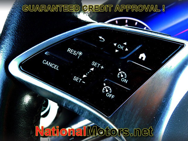 Mercedes-Benz C-Class Vehicle Full-screen Gallery Image 19
