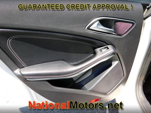 Mercedes-Benz CLA Vehicle Full-screen Gallery Image 09
