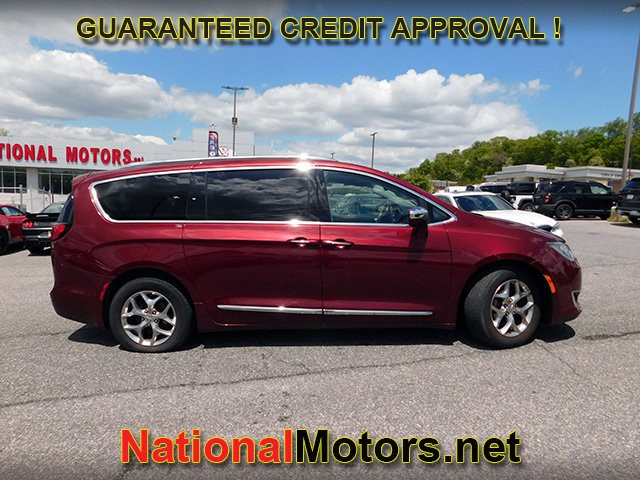 Chrysler Pacifica Vehicle Full-screen Gallery Image 02