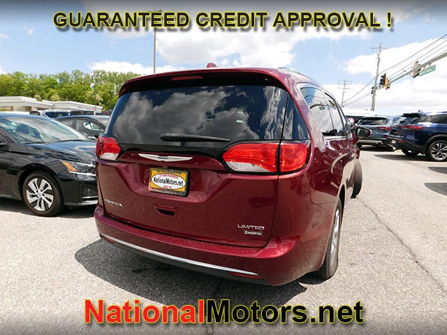 Chrysler Pacifica Vehicle Full-screen Gallery Image 03