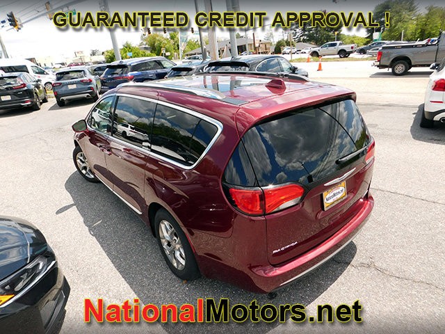 Chrysler Pacifica Vehicle Full-screen Gallery Image 04