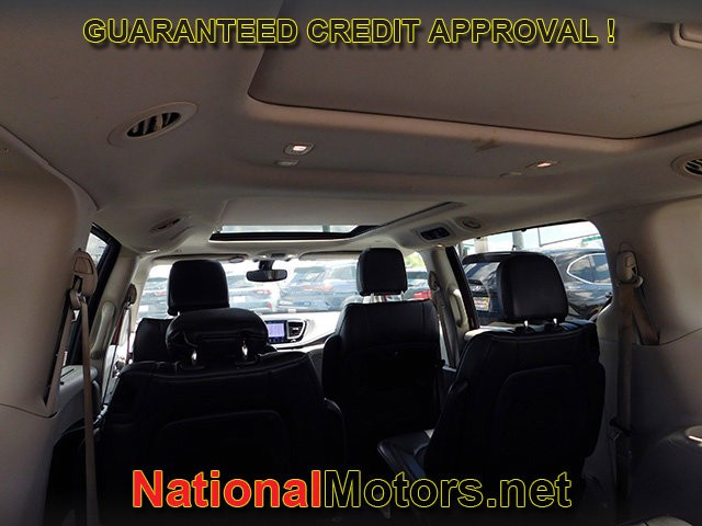 Chrysler Pacifica Vehicle Full-screen Gallery Image 07