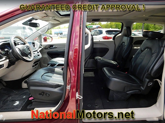 Chrysler Pacifica Vehicle Full-screen Gallery Image 09