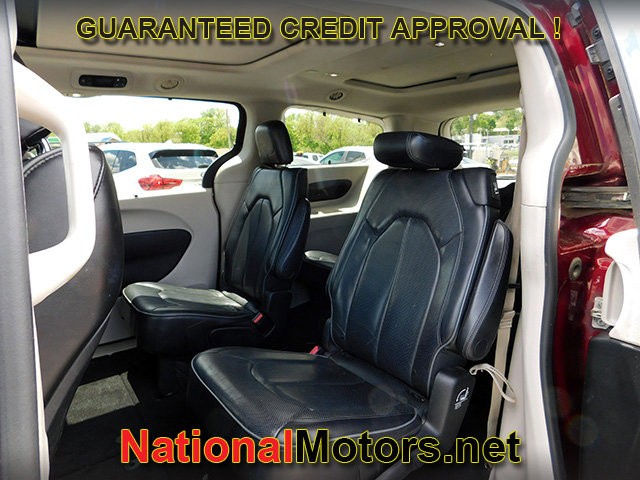 Chrysler Pacifica Vehicle Full-screen Gallery Image 10