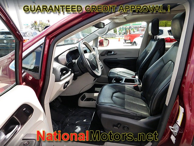 Chrysler Pacifica Vehicle Full-screen Gallery Image 11