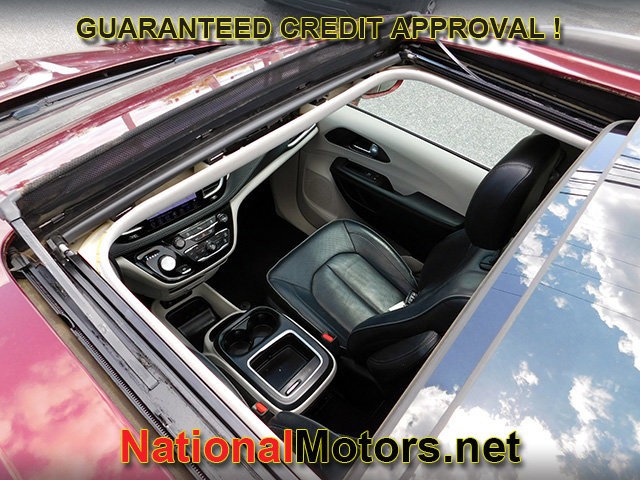 Chrysler Pacifica Vehicle Full-screen Gallery Image 12