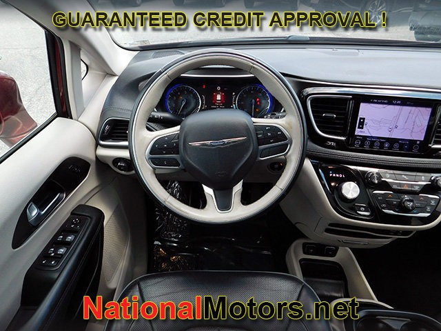 Chrysler Pacifica Vehicle Full-screen Gallery Image 13