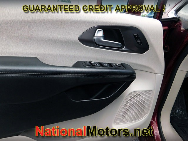 Chrysler Pacifica Vehicle Full-screen Gallery Image 14