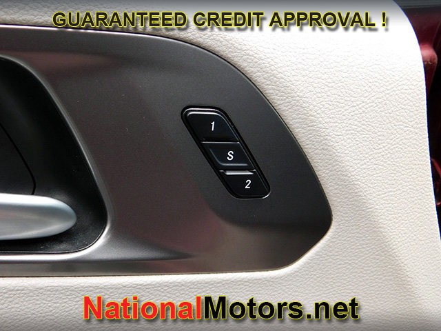 Chrysler Pacifica Vehicle Full-screen Gallery Image 15