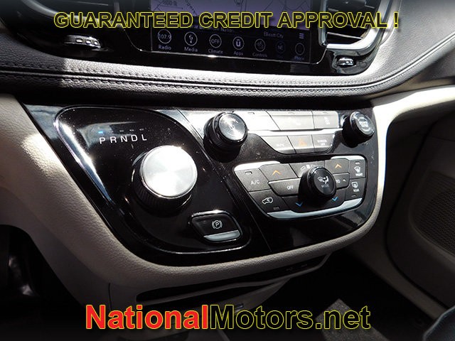 Chrysler Pacifica Vehicle Full-screen Gallery Image 20