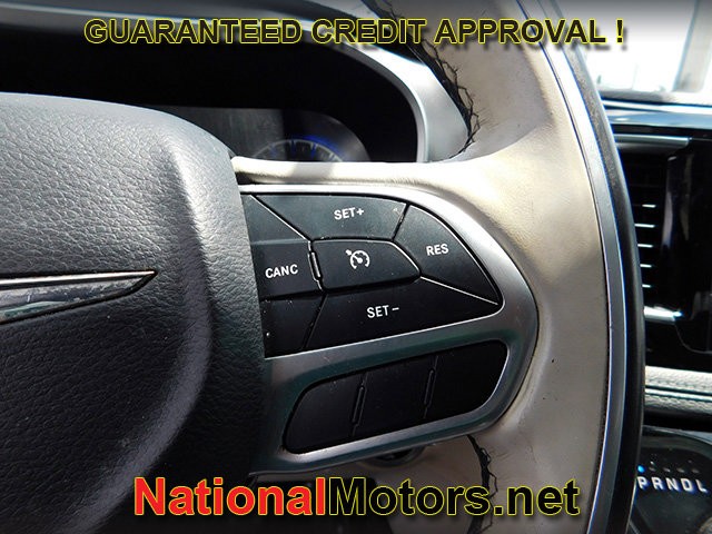 Chrysler Pacifica Vehicle Full-screen Gallery Image 21