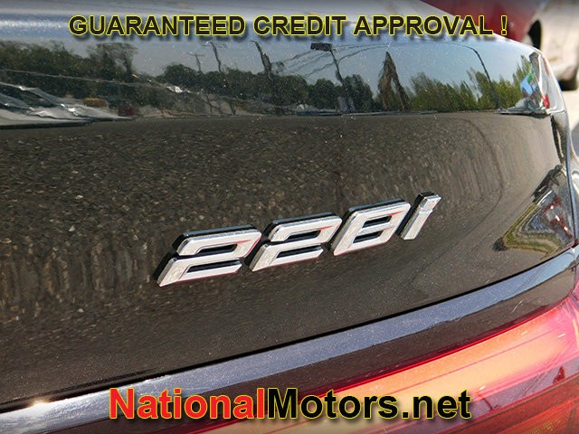 BMW 2 Series Vehicle Full-screen Gallery Image 06