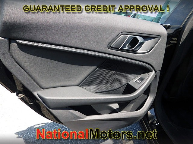 BMW 2 Series Vehicle Full-screen Gallery Image 09