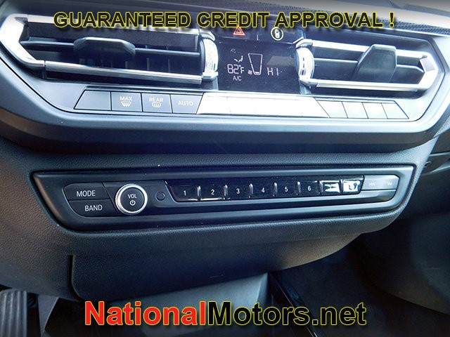 BMW 2 Series Vehicle Full-screen Gallery Image 18
