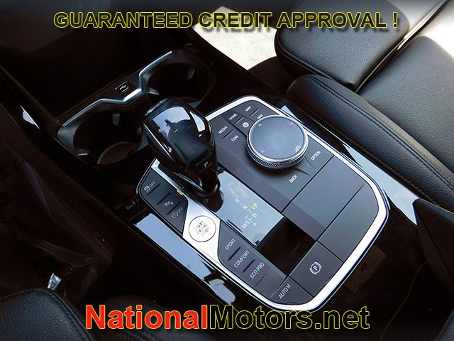 BMW 2 Series Vehicle Full-screen Gallery Image 19
