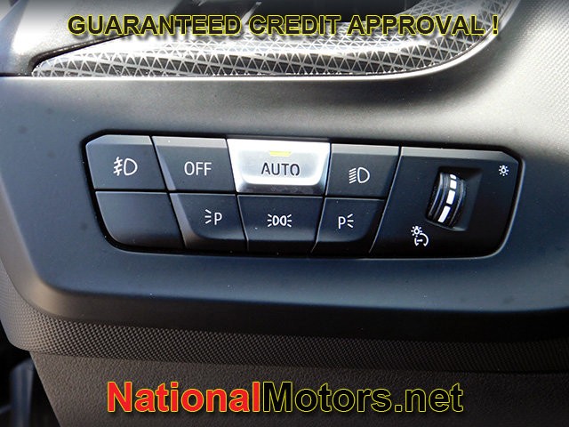 BMW 2 Series Vehicle Full-screen Gallery Image 23