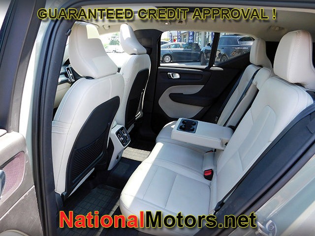 Volvo XC40 Vehicle Full-screen Gallery Image 12