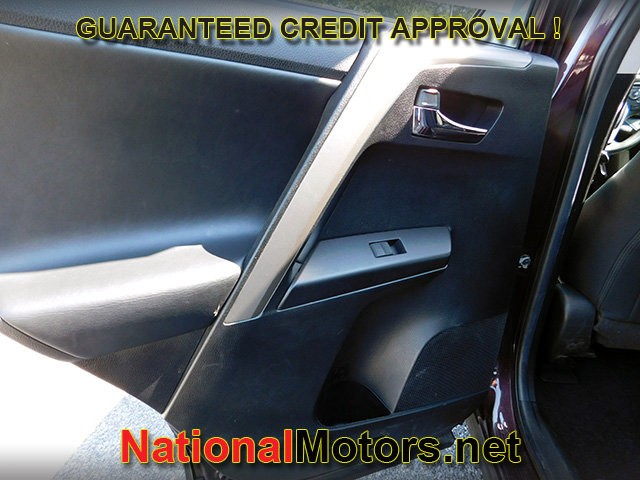 Toyota RAV4 Vehicle Full-screen Gallery Image 08