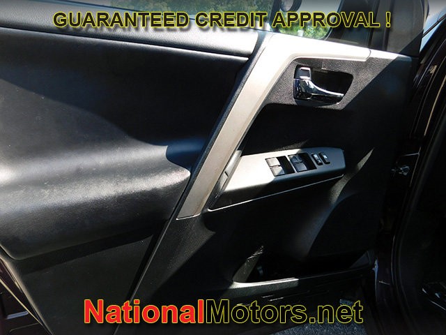 Toyota RAV4 Vehicle Full-screen Gallery Image 11