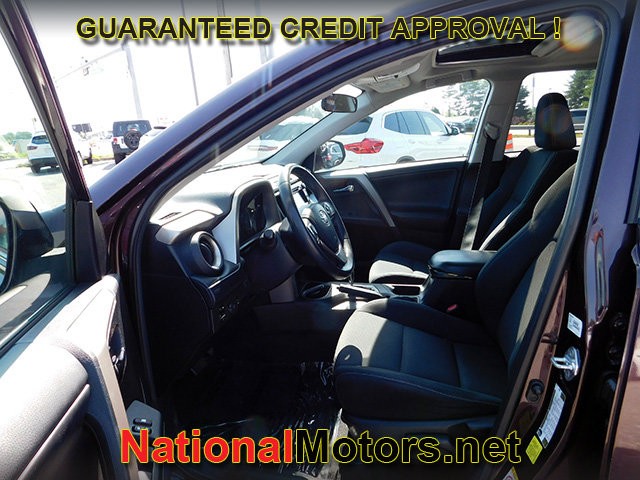 Toyota RAV4 Vehicle Full-screen Gallery Image 12