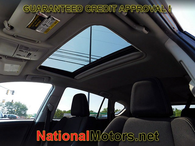 Toyota RAV4 Vehicle Full-screen Gallery Image 14