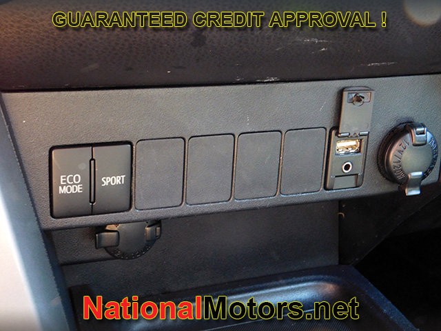 Toyota RAV4 Vehicle Full-screen Gallery Image 17