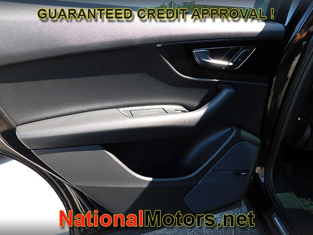 Audi Q7 Vehicle Full-screen Gallery Image 12
