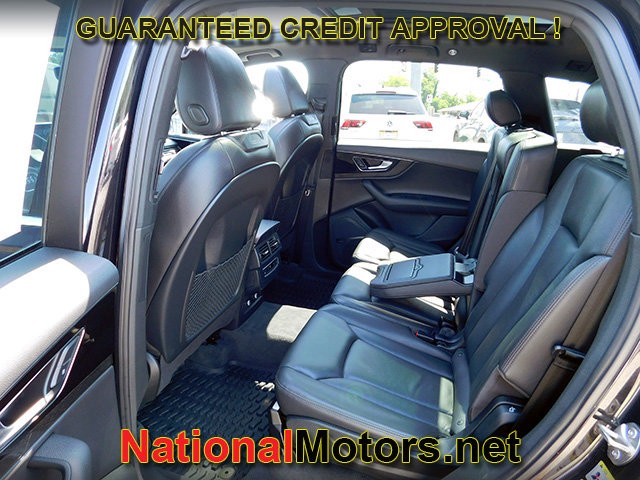Audi Q7 Vehicle Full-screen Gallery Image 13