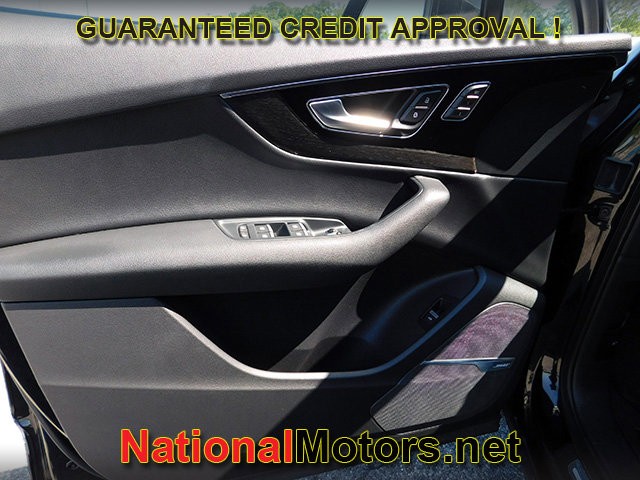 Audi Q7 Vehicle Full-screen Gallery Image 16