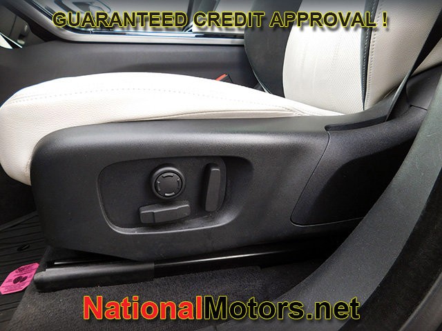 Land Rover Range Rover Velar Vehicle Full-screen Gallery Image 15