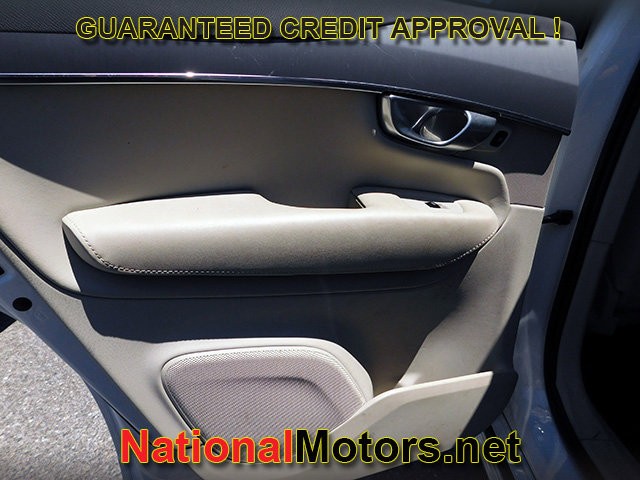 Volvo XC90 Vehicle Full-screen Gallery Image 13