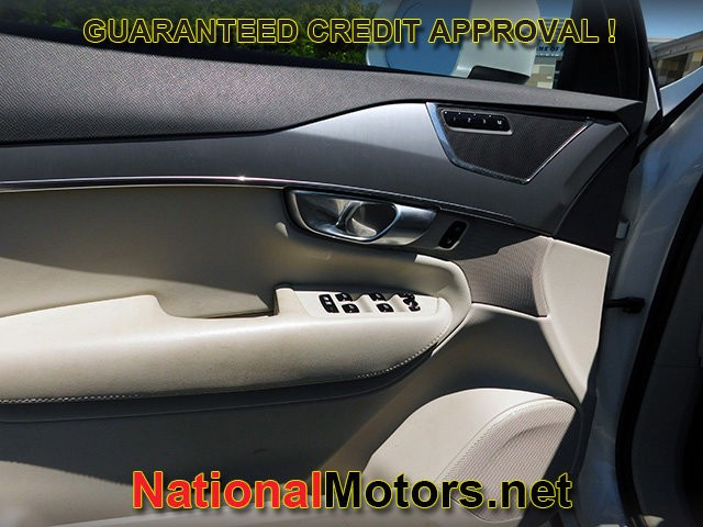 Volvo XC90 Vehicle Full-screen Gallery Image 17