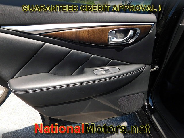 INFINITI Q50 Vehicle Full-screen Gallery Image 07