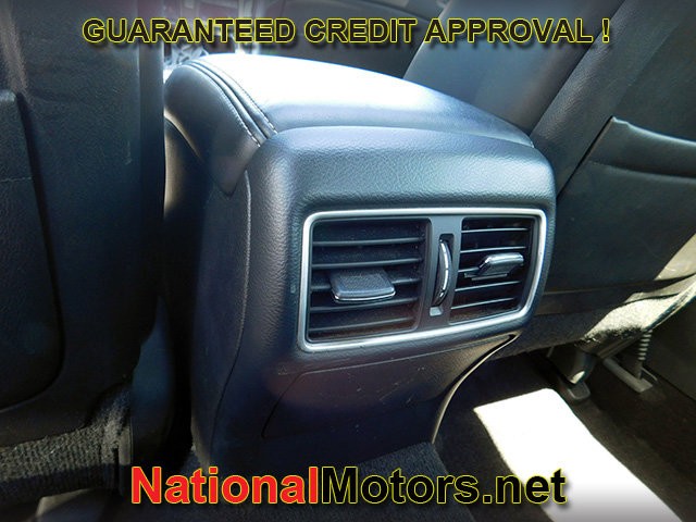 INFINITI Q50 Vehicle Full-screen Gallery Image 09