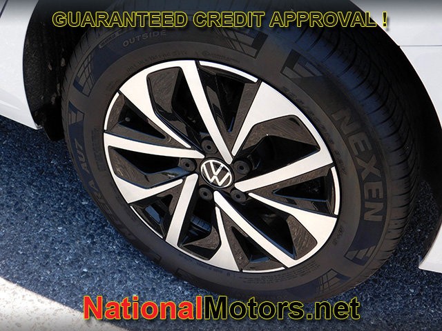 Volkswagen Jetta Vehicle Full-screen Gallery Image 06