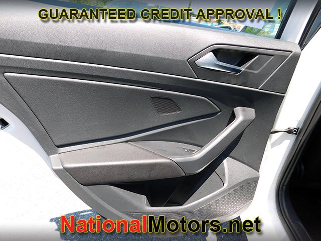 Volkswagen Jetta Vehicle Full-screen Gallery Image 07